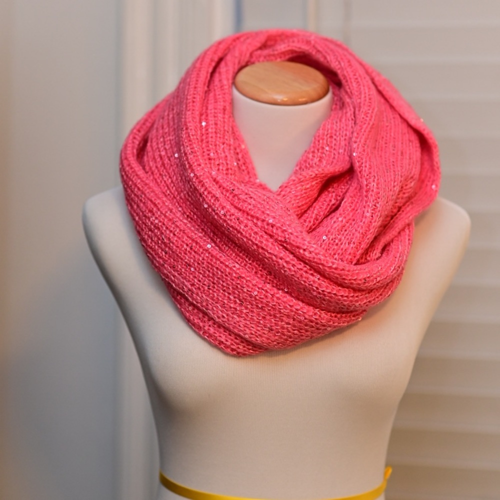 Pink squinted scarf